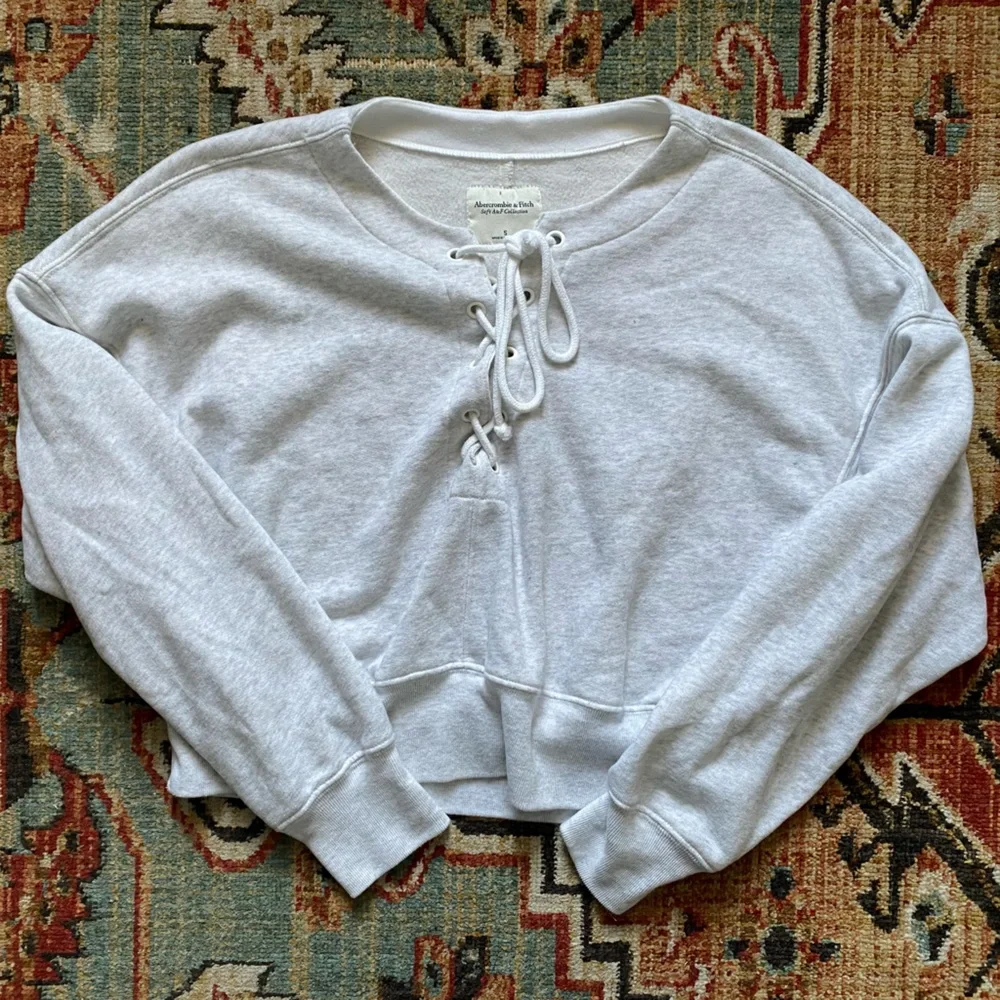 Abercrombie & Fitch Cropped Sweater - Picture 1 of 3